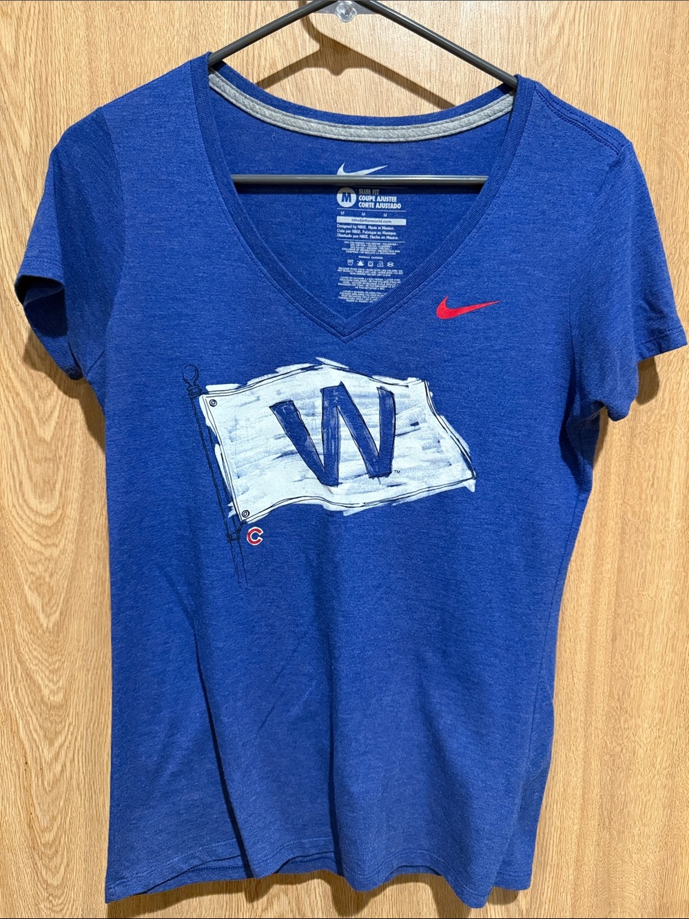 Nike Women’s Royal Blue V-Neck Cubs 'W' Flag Tee